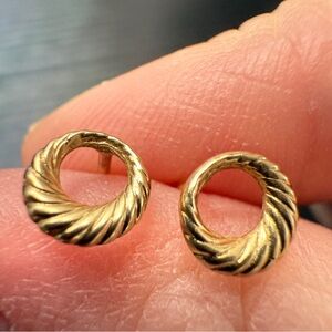 14K Yellow Gold Ribbed Round Open Circle Stud Earrings Dainty 0.9 gr